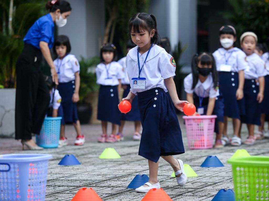 Váy đồng phục học sinh phải có kích cỡ vừa vặn với người mặc