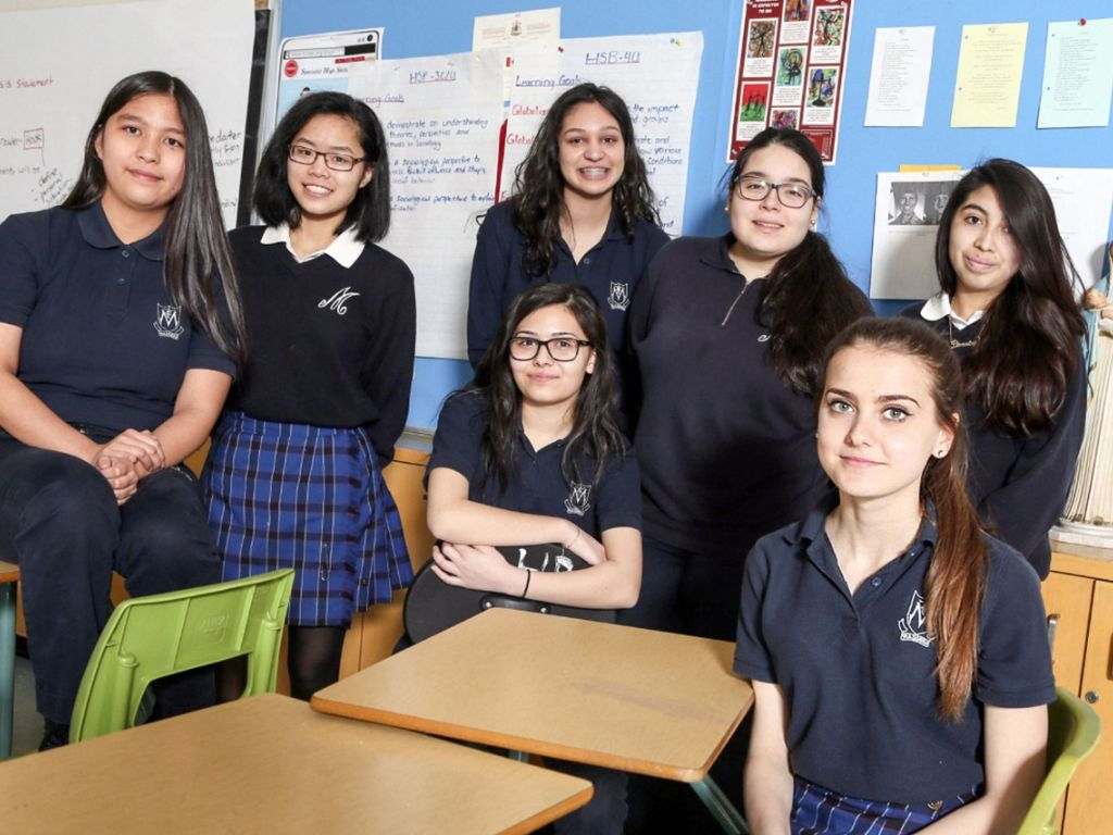 Đồng phục học sinh ở Canada có màu tối và thiết kế đơn giản