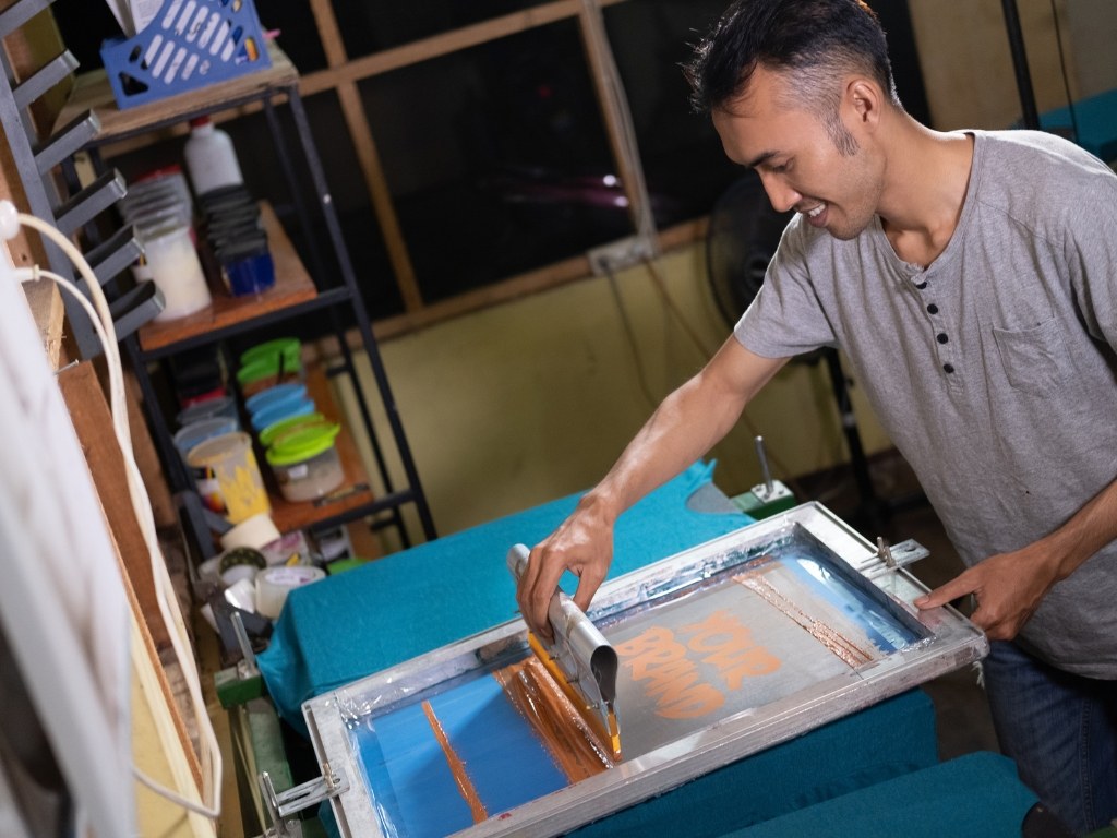 In lụa cần mất thời gian làm khuôn nên không phù hợp cho đặt in áo lấy liền HCM