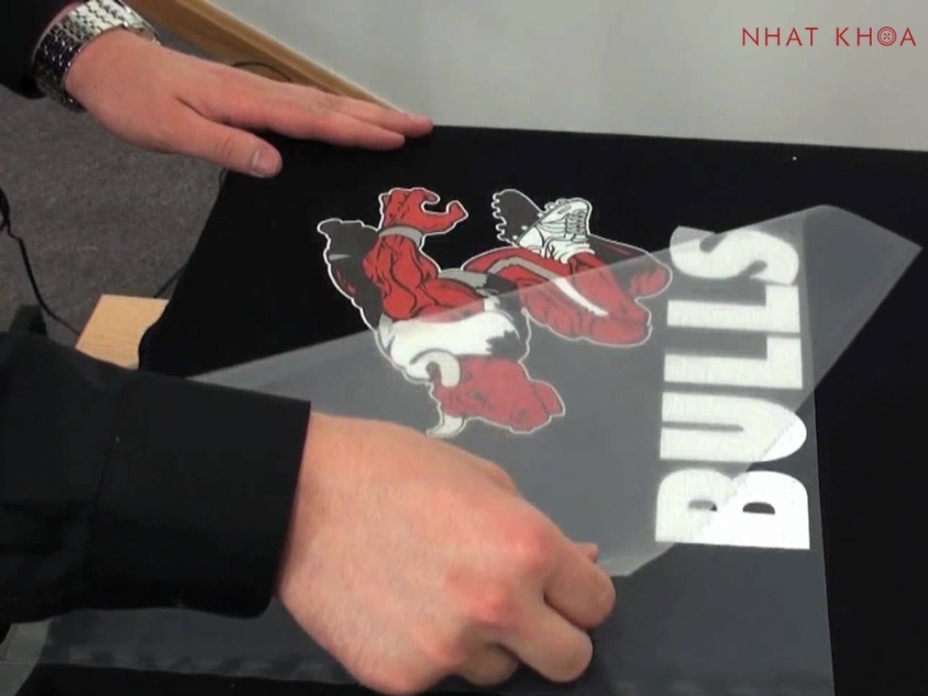 In decal thường nhanh nhất cho logo hoặc chữ đơn giản