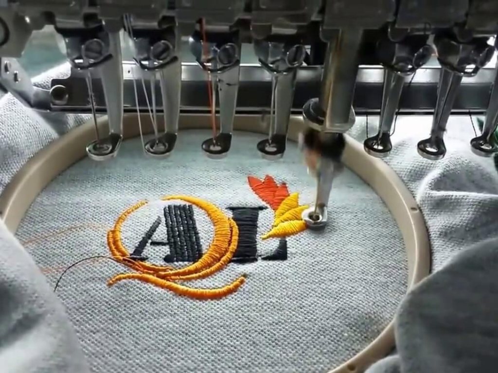 In logo lên áo thun hcm bằng kỹ thuật thêu giúp logo có độ bền gần như vĩnh viễn