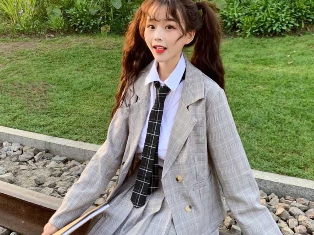 Đồng phục vest nữ học sinh cần sử dụng chọn vải mỏng nhẹ và thấm hút tốt