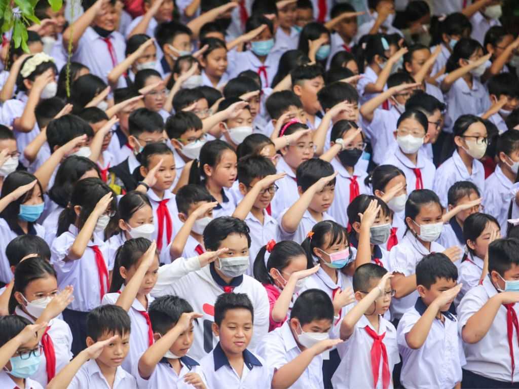 Đồng phục cần đồng nhất và sử dụng màu trắng phù hợp với học sinh