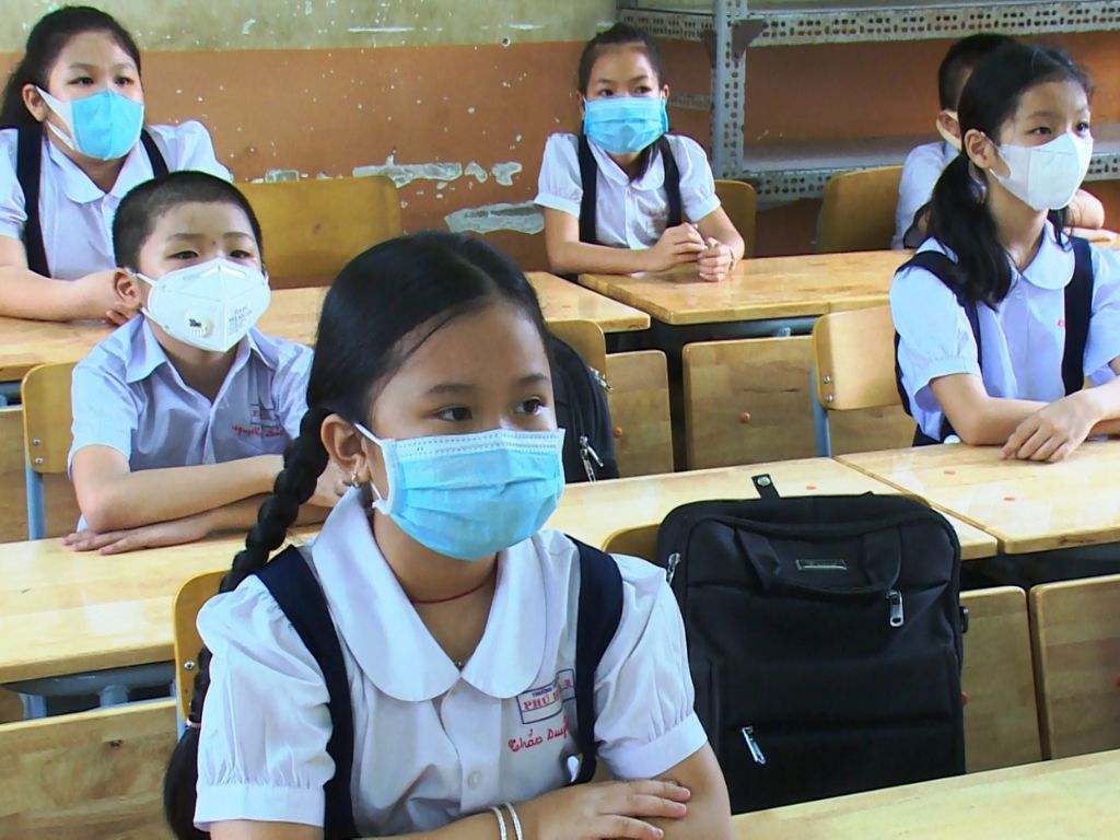 Kích thước của bản tên phải cân đối với áo đồng phục