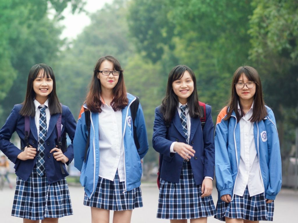 Kiểm tra mẫu mã và màu sắc trước khi đặt may tại các xưởng may áo khoác giá rẻ