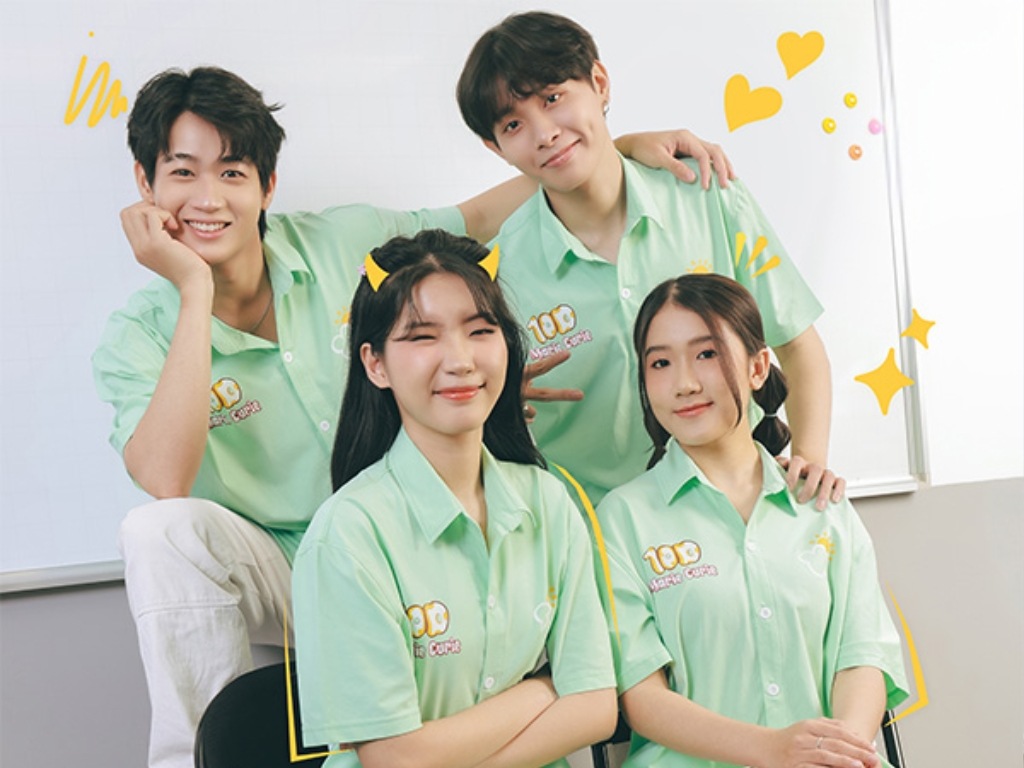 Bạn có thể sử dụng gam màu pastel như xanh mint để chiếc áo lớp trẻ trung hơn