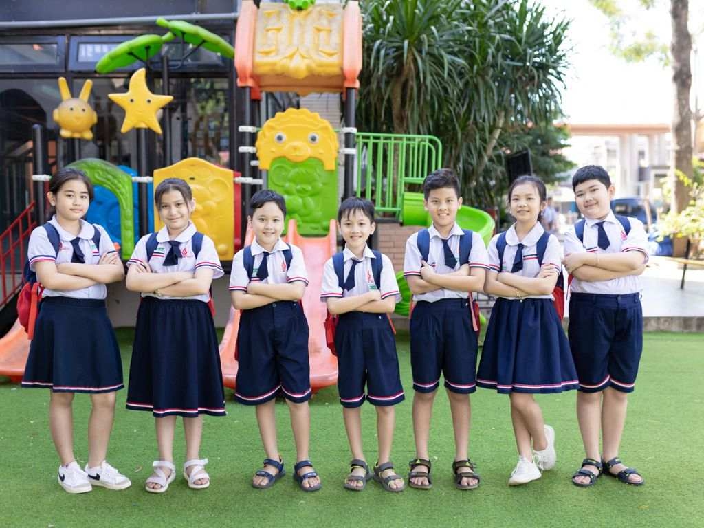 Mẫu Váy chữ A kết hợp với sơ mi trắng có thắt cà vạt ở cổ tạo điểm nhấn