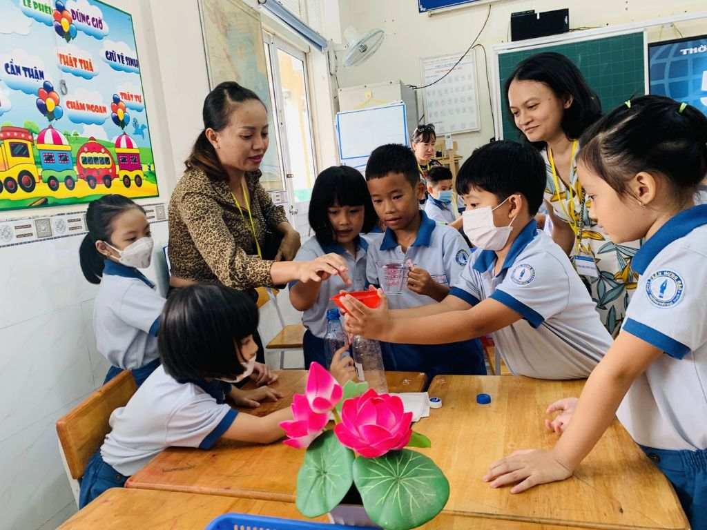 Mẫu đồng phục học sinh tiểu học đẹp khi trẻ không làm dính vết bẩn