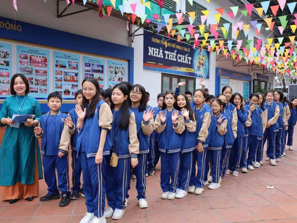 Đồng phục học sinh tiểu học nữ được thiết kế dành cho môn thể dục