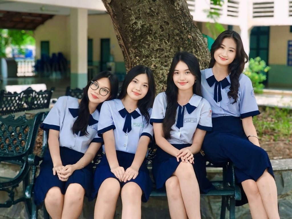 Bạn có thể cân nhắc kiểu cổ sen để tạo sự mới lạ và khác biệt cho chiếc áo sơ mi trắng