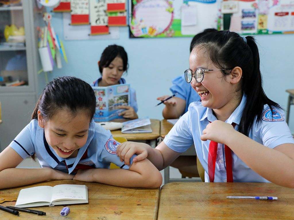 Đồng phục tiểu học phù hợp có thể giúp trẻ thoải mái khi mặc