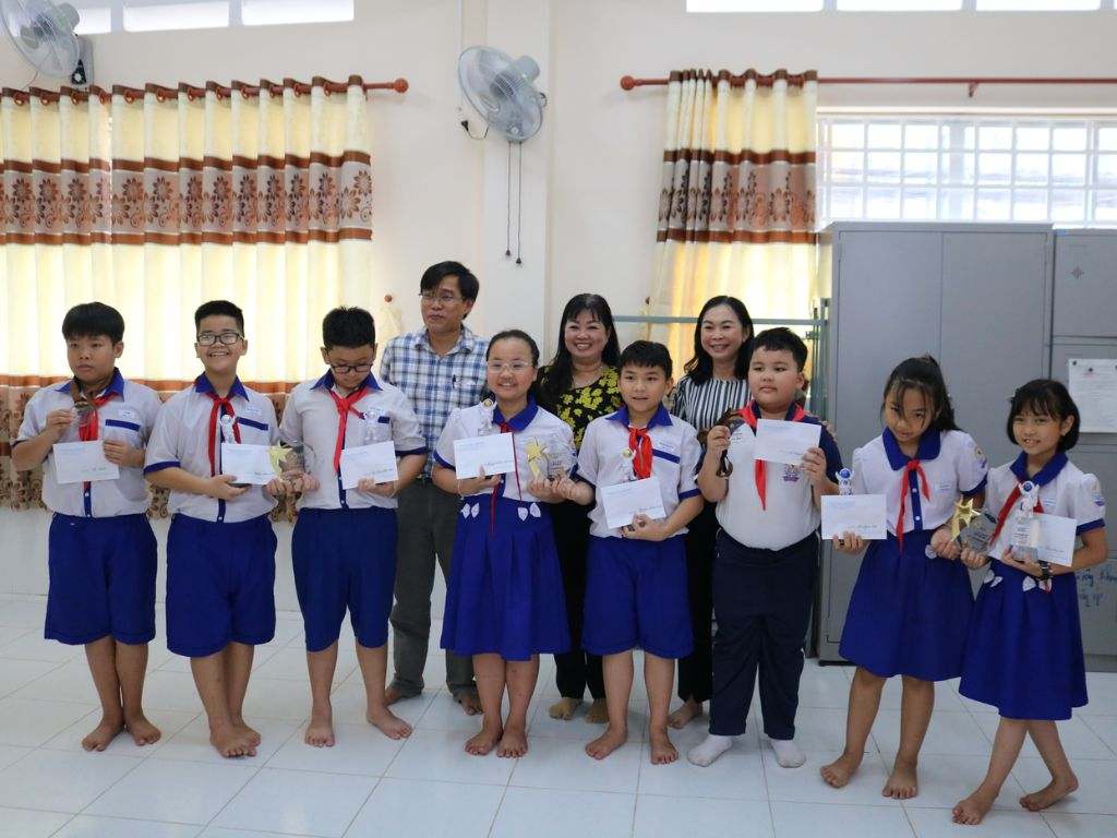 Kiểu dáng và màu sắc của bộ đồng phục cần có sự hài hòa với nhau