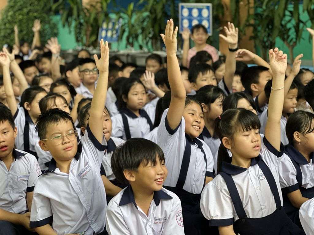 Bạn nên thiết kế đồng phục tiểu học rộng rãi, không bó sát gây khó chịu cho trẻ