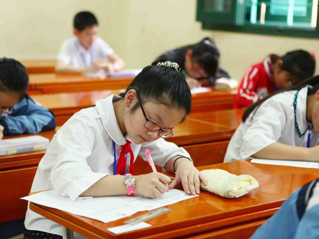 Học sinh thường đeo bản tên ở trước ngực