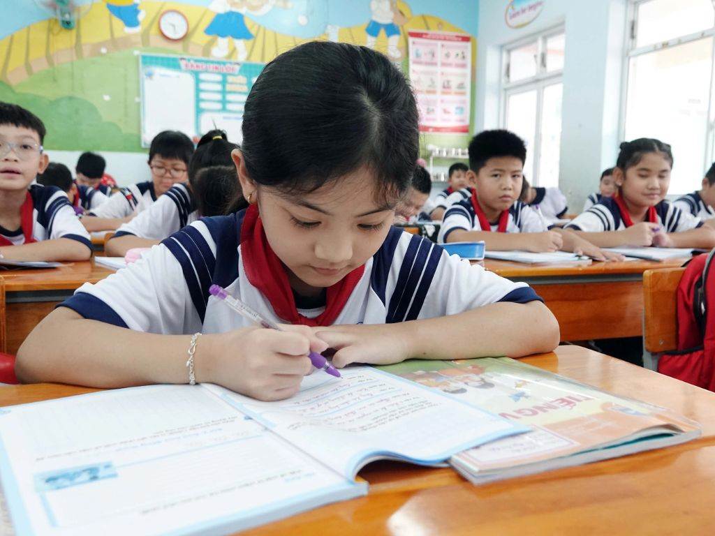 Mặc đồng phục học sinh tiểu học Việt Nam thể hiện tính kỹ luật và nề nếp