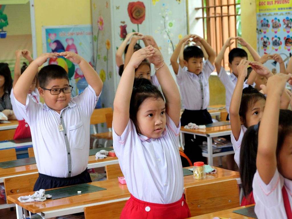 Kết hợp với áo trắng là quần tây hoặc chân váy đơn giản