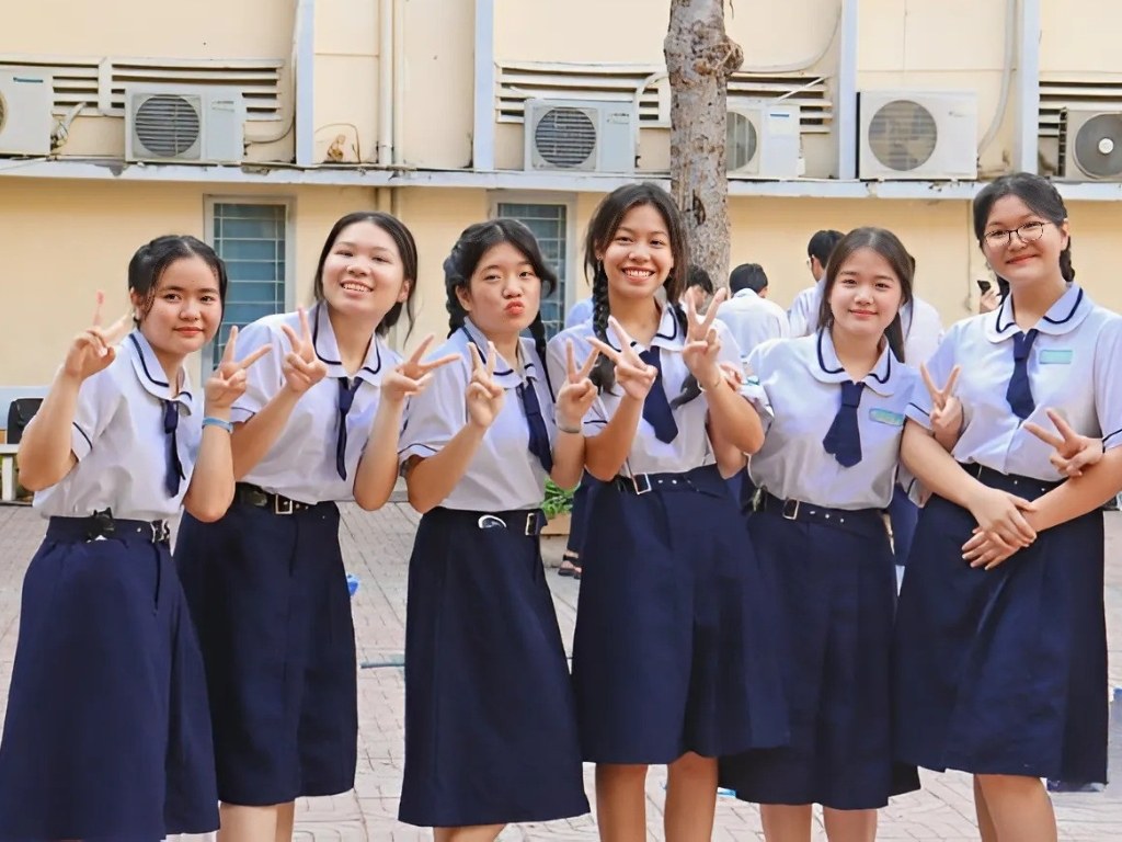 Kiểu dáng và form áo cần phù hợp với vóc dáng của lứa tuổi học sinh