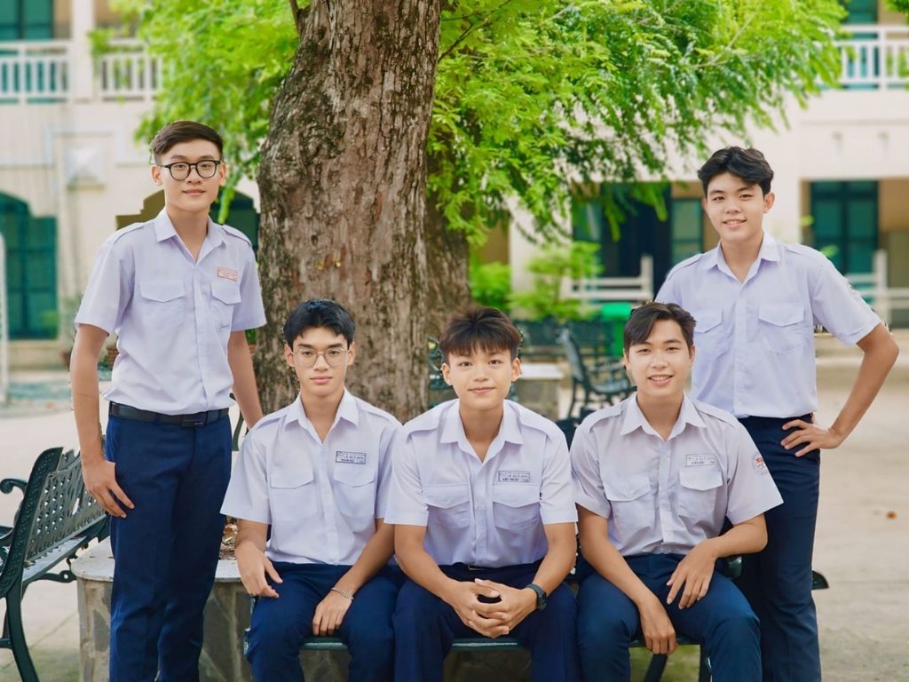 Áo sơ mi học sinh truyền thống thường có một túi đắp ở ngực trái