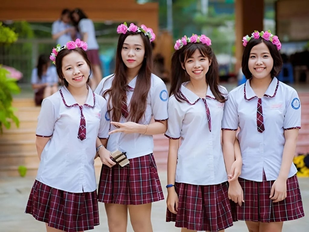 Một đường viền màu ở mép cổ áo là cách tạo điểm nhấn tinh tế cho sơ mi học sinh nữ