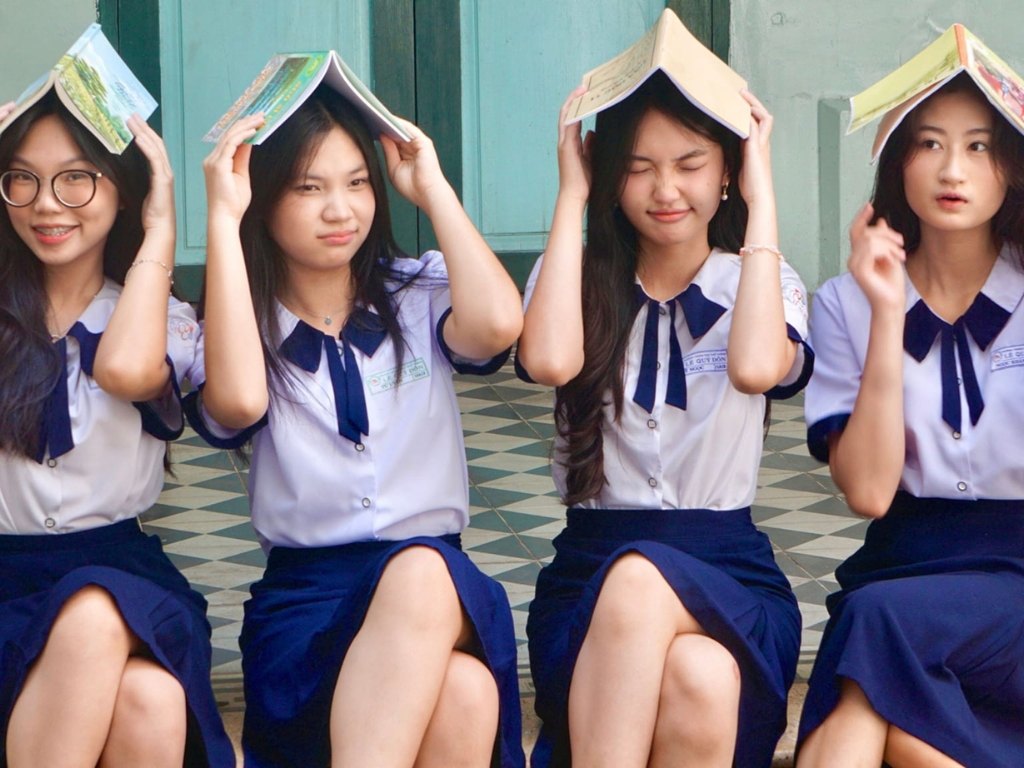 Áo sơ mi trắng học sinh nữ đẹp cần chiết eo nhẹ nhàng để tôn lên đường nét cơ thể