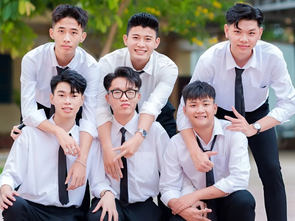 Áo học sinh nam phải có kiểu dáng chỉn chu phù hợp với môi trường học đường