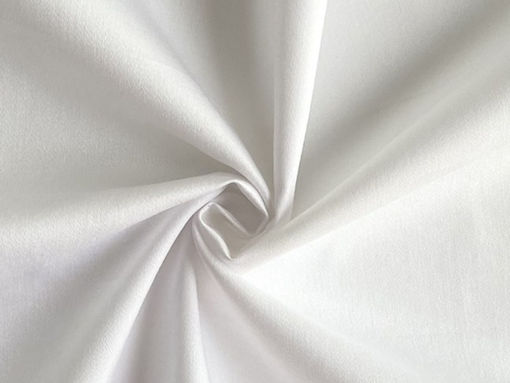 Vải kate thường khá dày dặn, giúp áo đứng form tốt và có độ bền cao