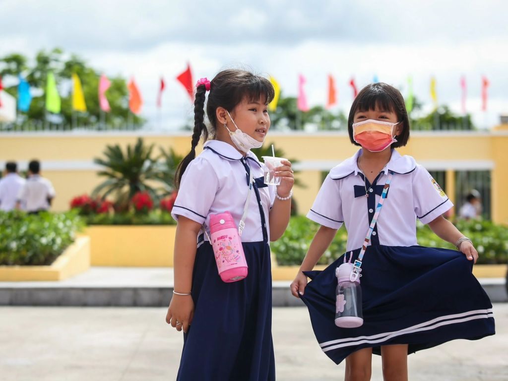 Điểm nhấn nơ ở cổ giúp chiếc đầm bớt đơn điệu và thêm phần nữ tính