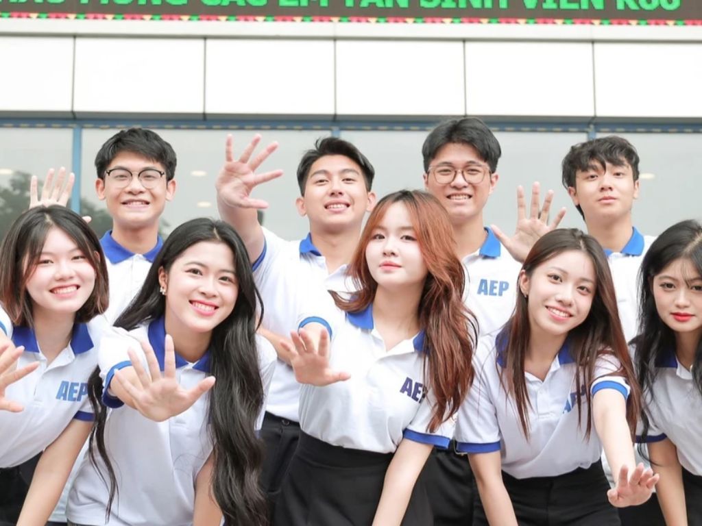 Mặc đồng phục trường Đại học Kinh tế Quốc dân là cách để sinh viên thể hiện niềm tự hào