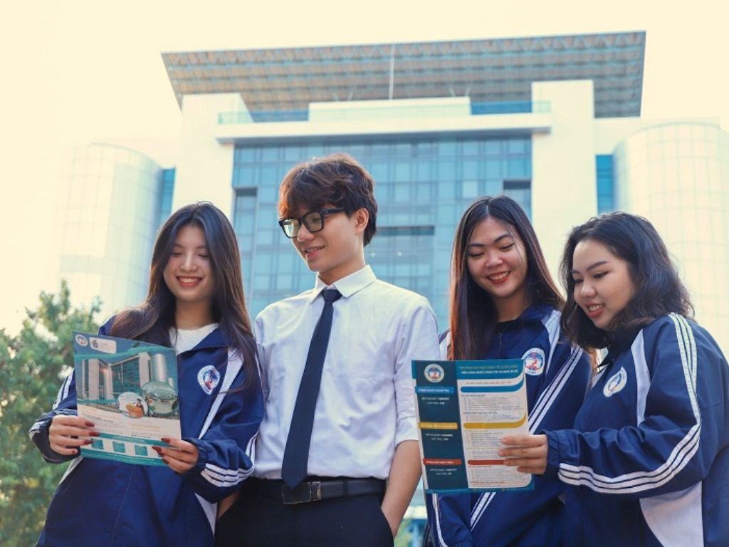 Đồng phục thể dục được thiết kế riêng biệt với màu sắc và logo đặc trưng của trường