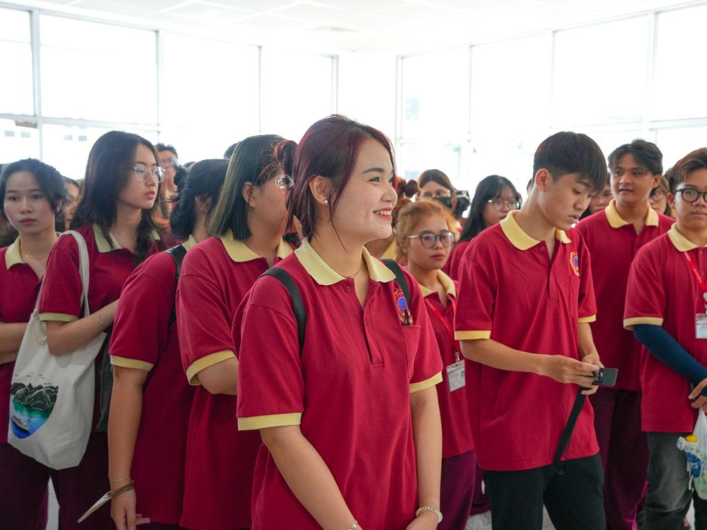 Chất liệu đồng phục chủ yếu là vải thun có độ co giãn tốt