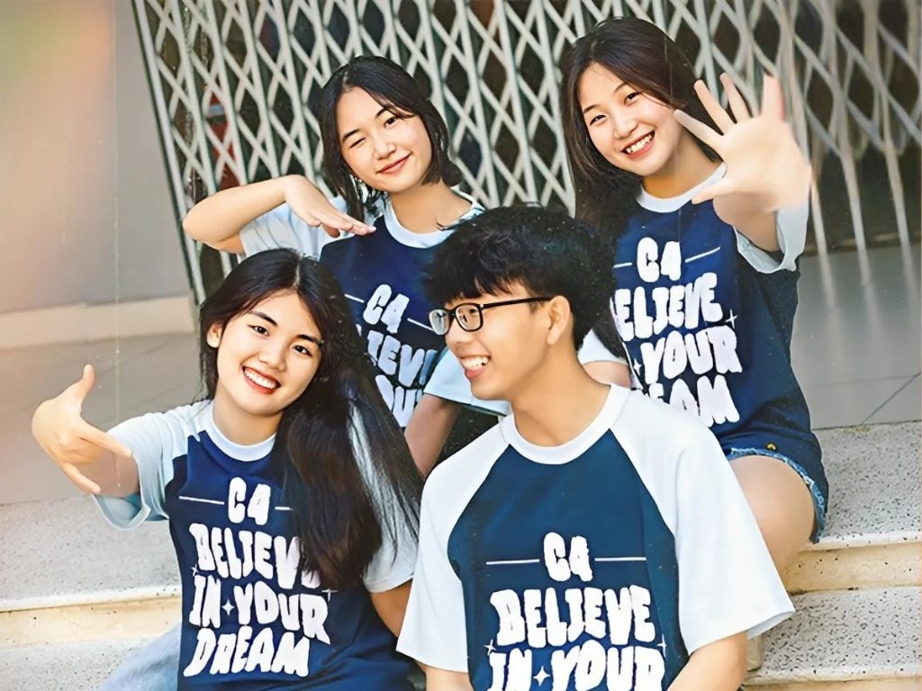 Áo nhóm độc lạ kiểu raglan với phần tay áo và thân áo phối màu tương phản độc đáo