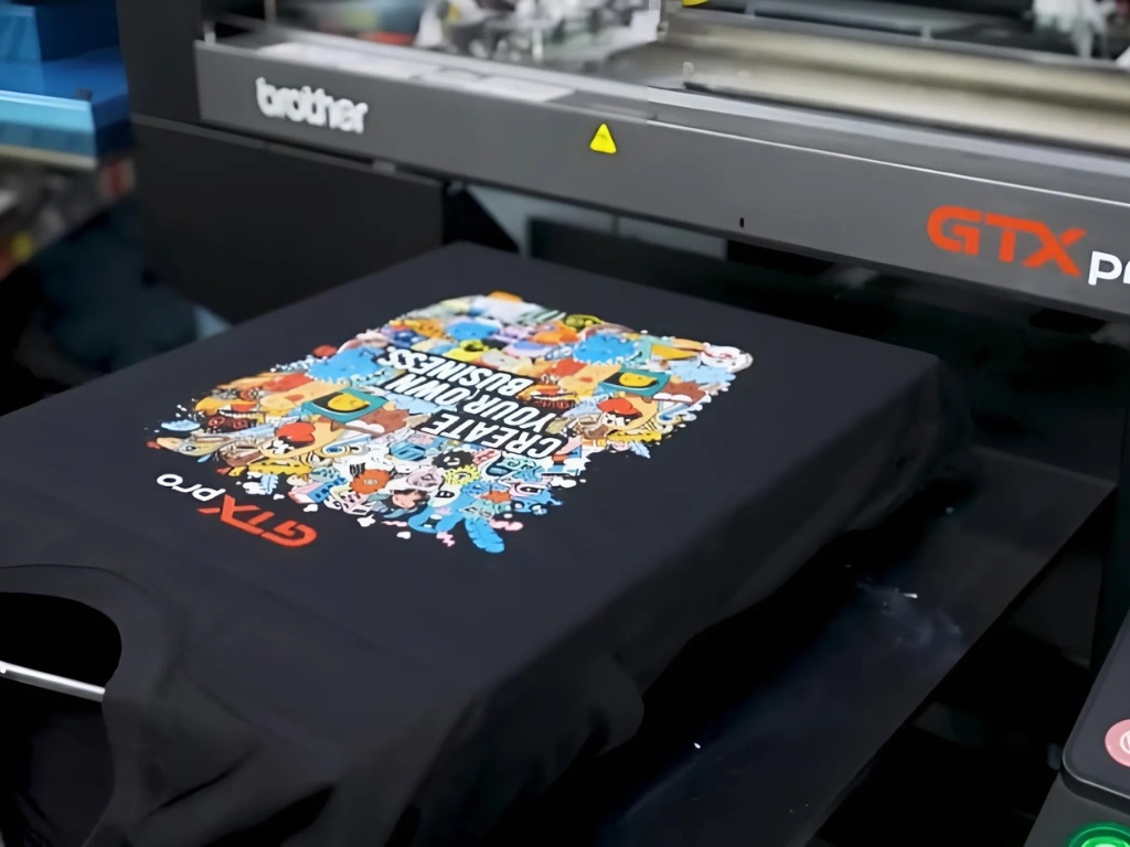 Bạn nên chọn kỹ thuật in DGT đối với thiết kế áo nhóm có nhiều màu sắc phức tạp