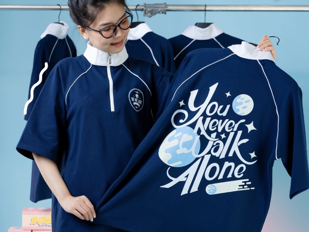 Mẫu áo đồng phục nhóm đẹp kiểu typo art giúp thể hiện cá tính mạnh mẽ qua ngôn từ