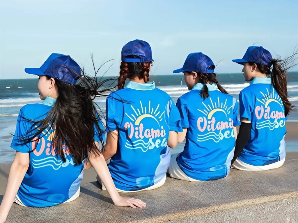 Bạn nên chọn mẫu áo nhóm đi biển có màu sắc tươi sáng và thiết kế bắt mắt