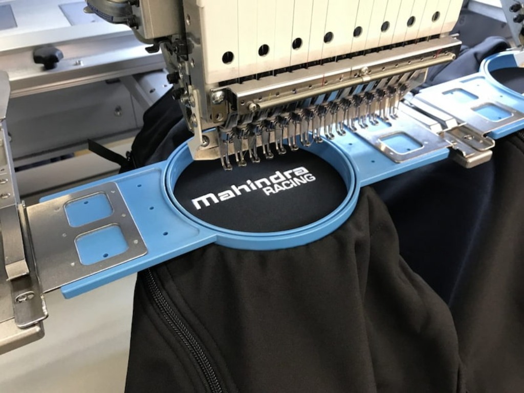 Kỹ thuật thêu logo vi tính mang lại sự sang trọng và bền bỉ cho áo thun nhóm