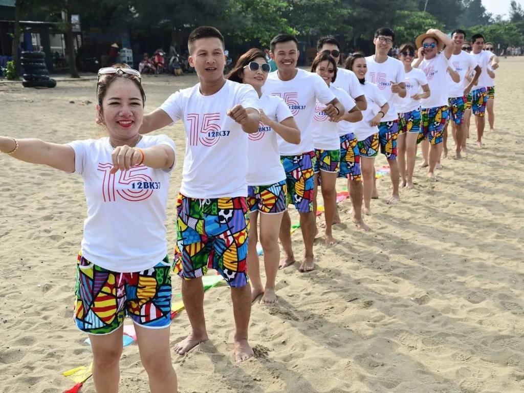 Bộ quần áo đi biển nhóm đồng bộ mang lại hiệu quả hình ảnh và tinh thần vượt trội