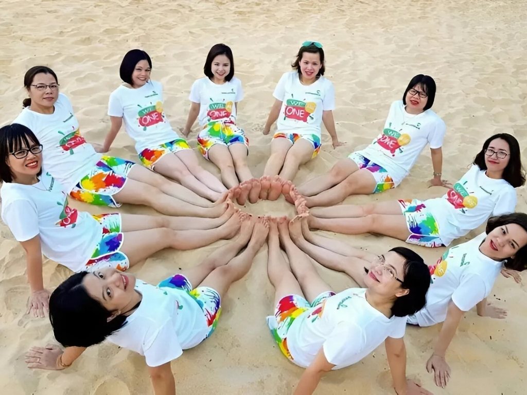 Bạn nên chọn gam màu rực rỡ để tạo nên mẫu áo đồng phục đi biển đẹp