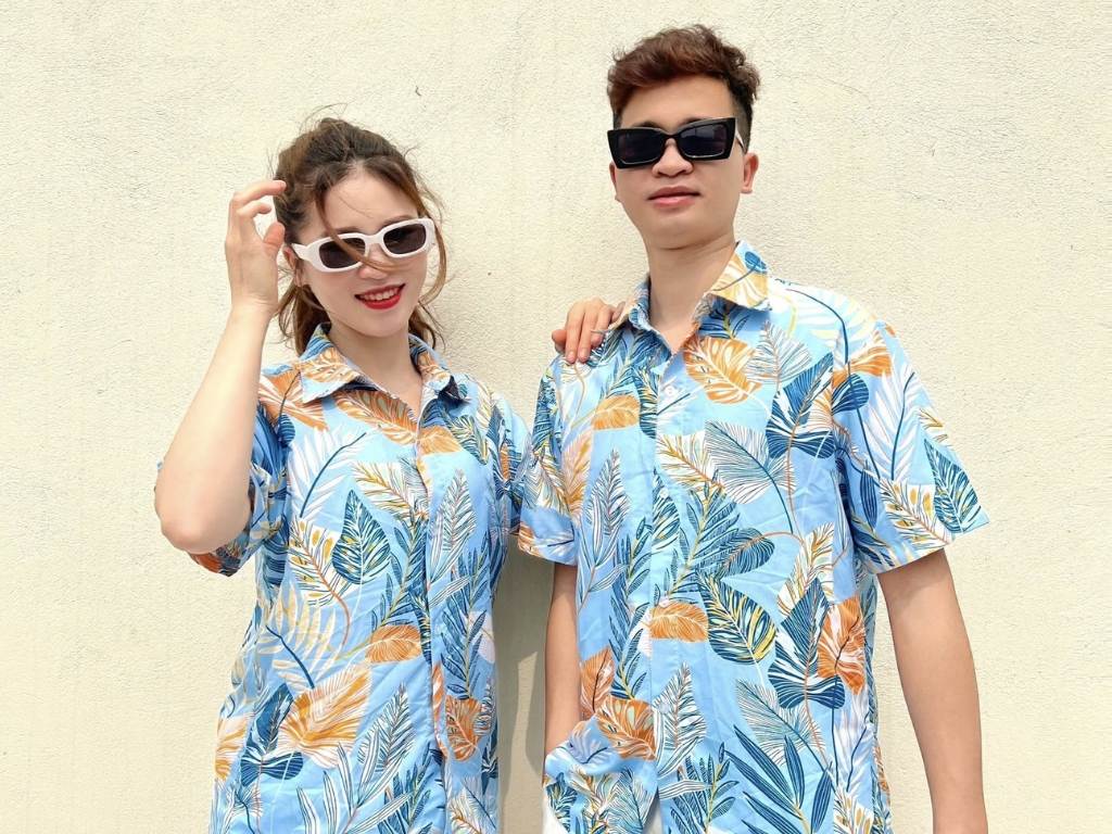 Mẫu áo đồng phục đi biển đẹp hoạt tiết nhiệt tới mang đậm không khí vui tươi
