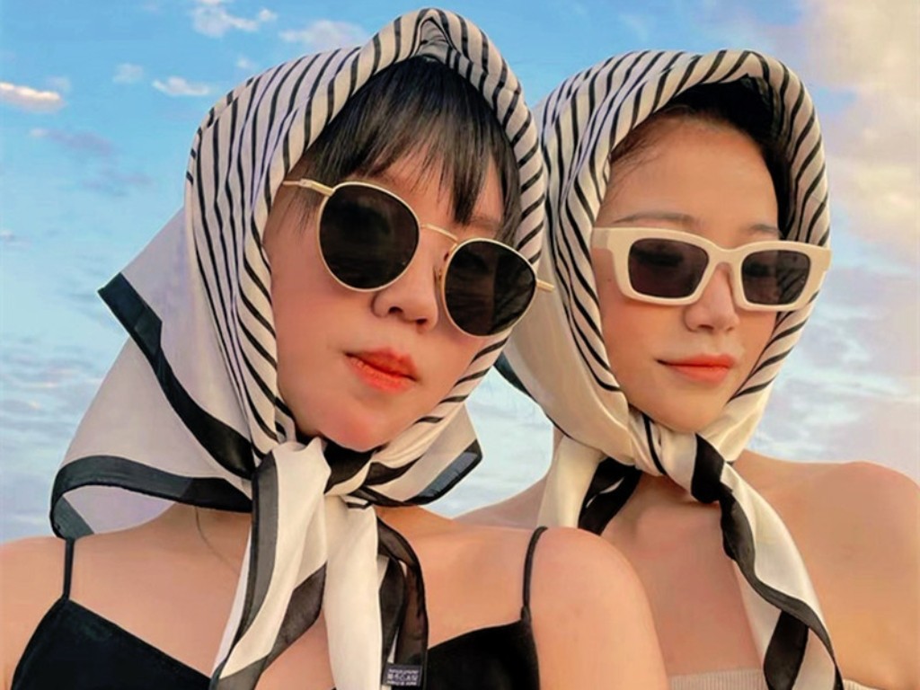 Bạn có thể bổ sung thêm phụ kiện như khăn bandana để tăng tính thời trang