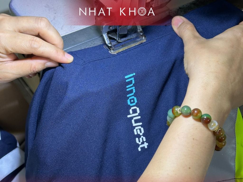 Nhất Khoa Uniform chú trọng tỉ mỉ từng đường may cho áo nhóm tphcm