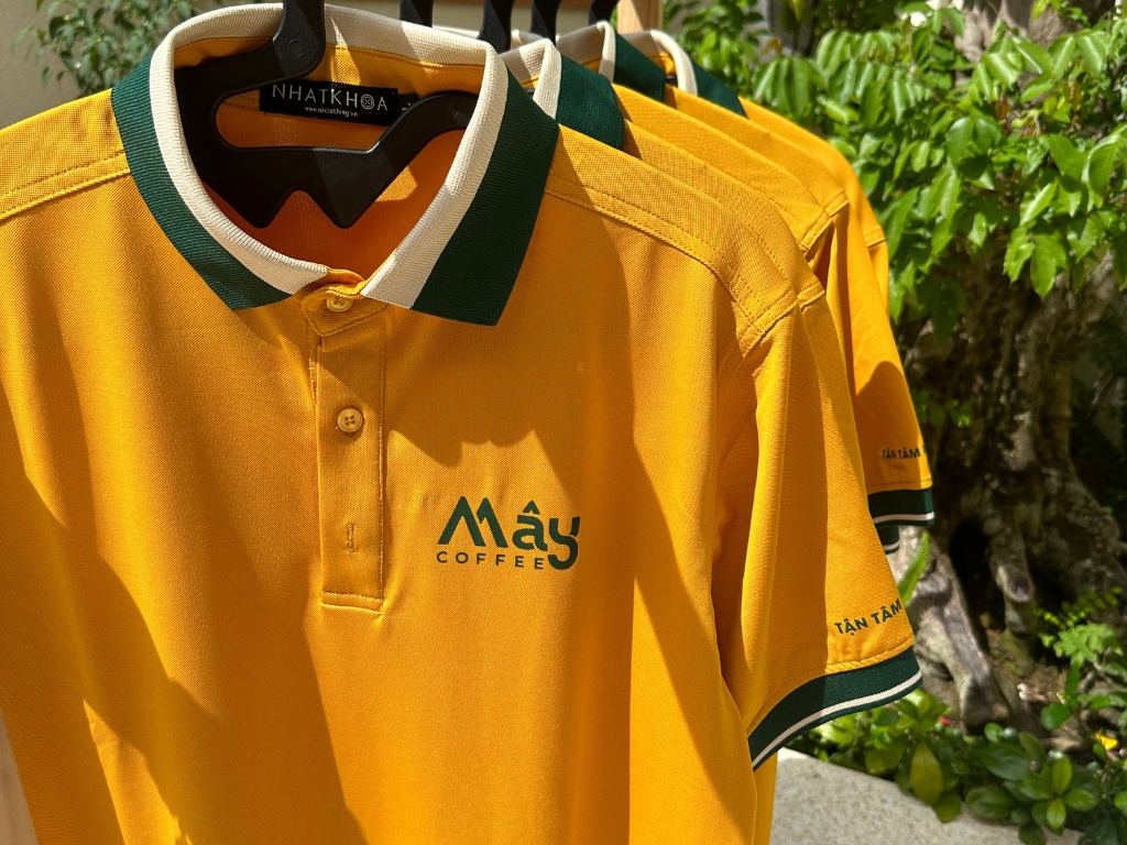 Bạn có thể in lụa logo nhỏ ở vị trí ngực trái để giữ vẻ lịch sự cho áo thun nhóm có cổ