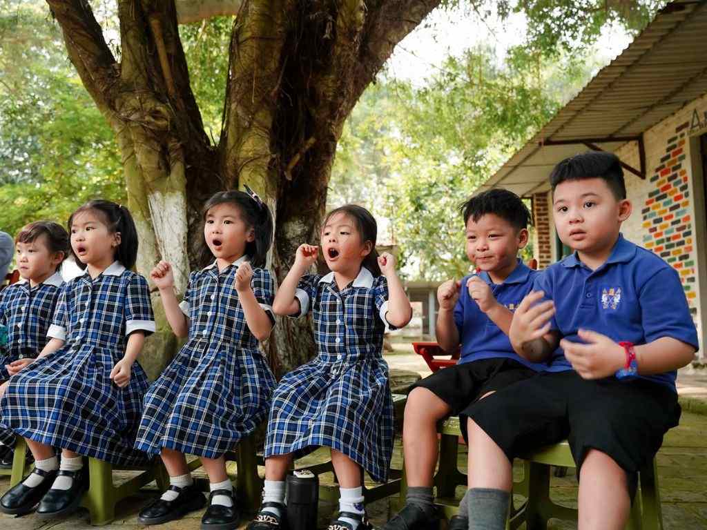 Áo đầm học sinh tiểu học phải dùng vải thấm hút mồ hôi cho trẻ thoải mái hoạt động