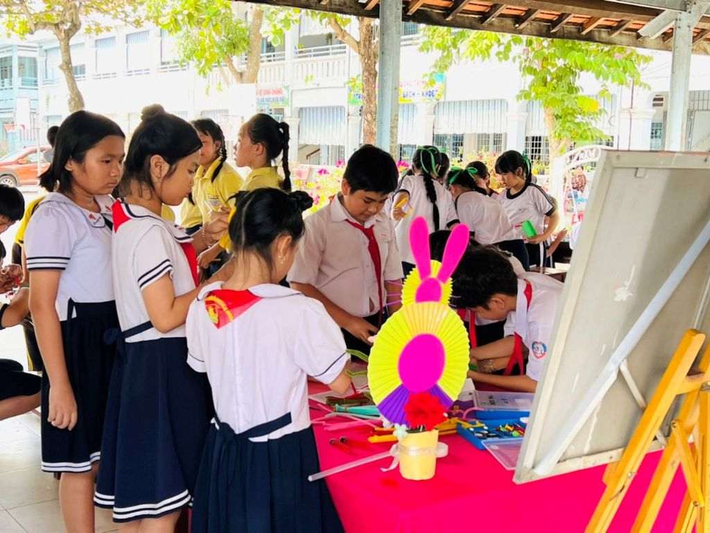 Áo đầm học sinh tiểu học có thiết kế đơn giản và màu sắc hài hòa