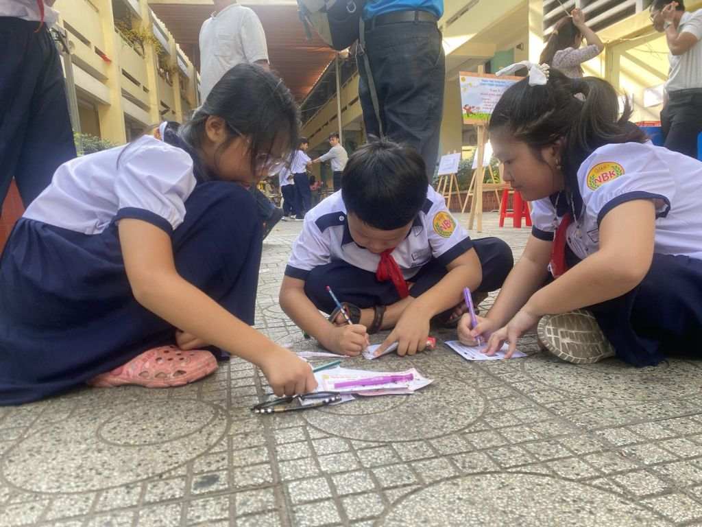 Đồng phục học sinh sử dụng các gam màu nhẹ nhàng như màu trắng
