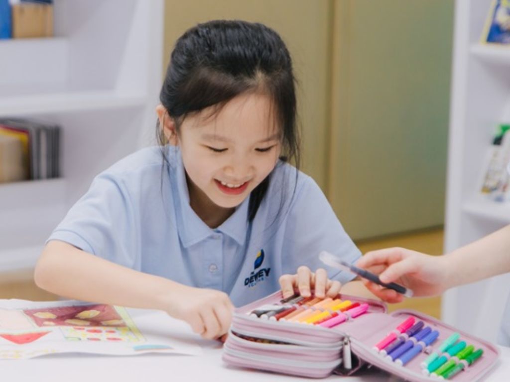 Áo được thêu logo trường cũng ảnh hưởng đến giá đồng phục học sinh tiểu học