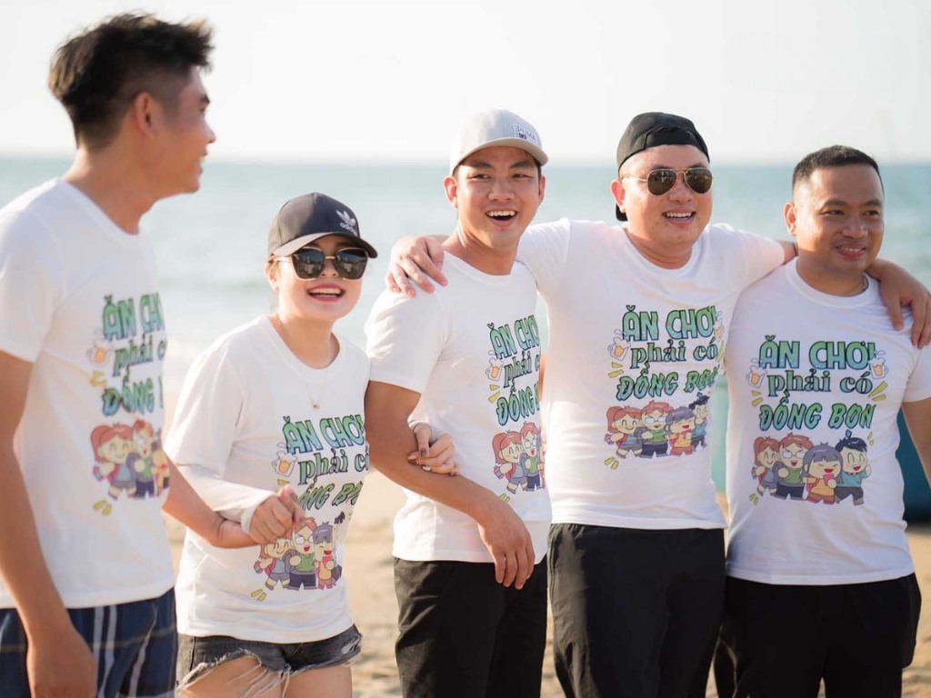 Bạn có thể thiết kế câu slogan vui nhộn cho áo nhóm du lịch