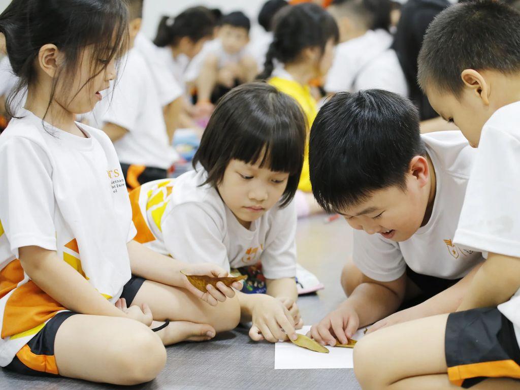 Áo đồng phục học sinh tiểu học cần thiết kế thoải mái để trẻ dễ dàng hoạt động