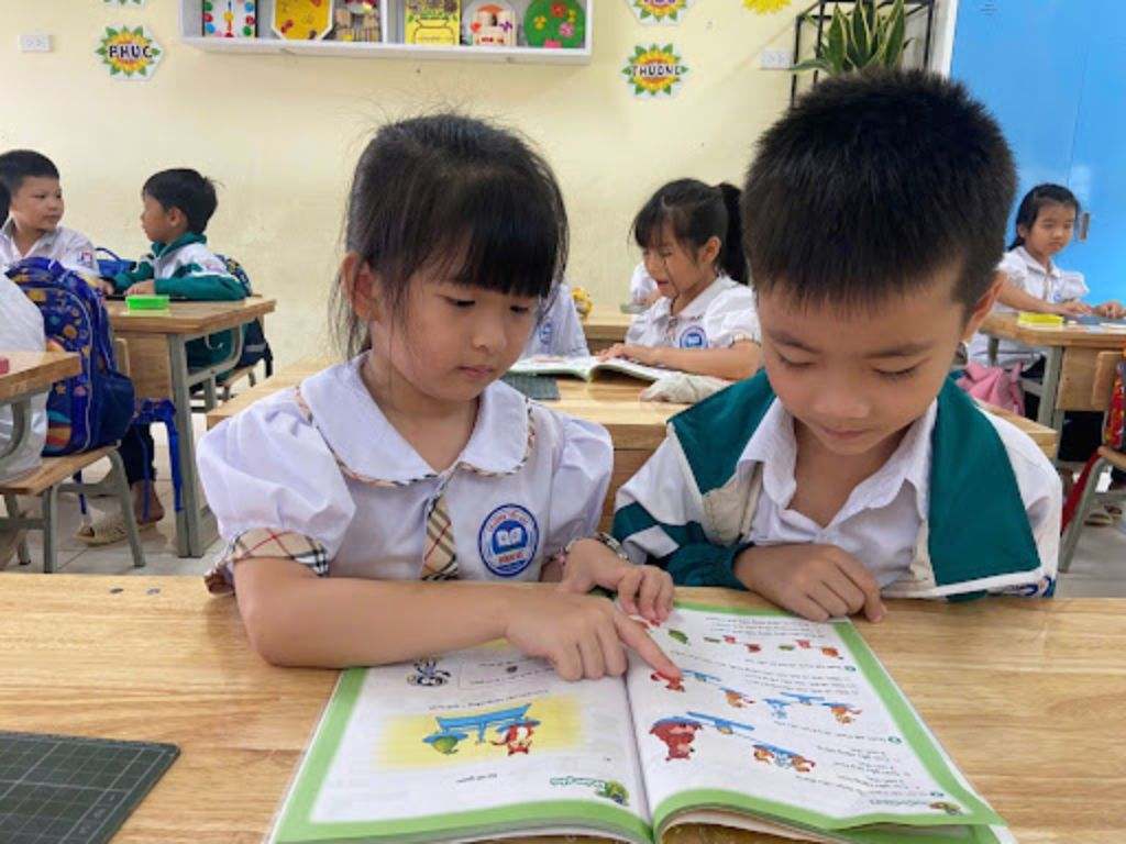 Logo áo đồng phục học sinh tiểu học được may bên trái của áo