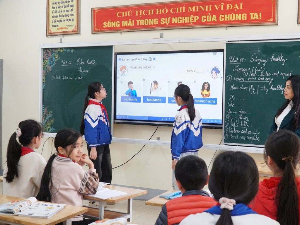 Bạn cần chọn đồng phục có kích thước vừa vặn để trẻ trông gọn gàng hơn