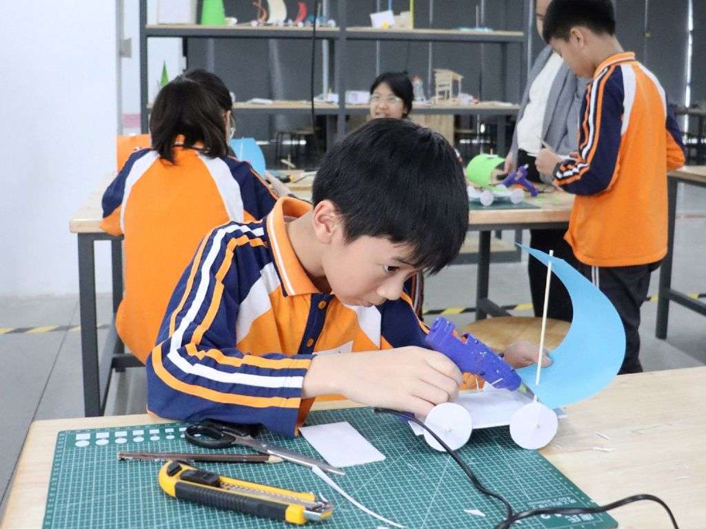 Thiết kế áo đồng phục vừa vặn giúp trẻ thoải mái khi mặc